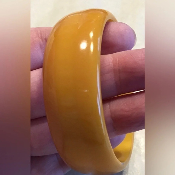 BAKELITE Vintage 1940s Two-Tone Butterscotch Dome-Shaped Bangle Bracelet - Picture 4 of 4